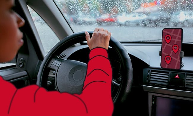 FREENOW tassista che guida sotto la pioggia in sicurezza per andare a prendere un dipendente dopo un evento aziendale