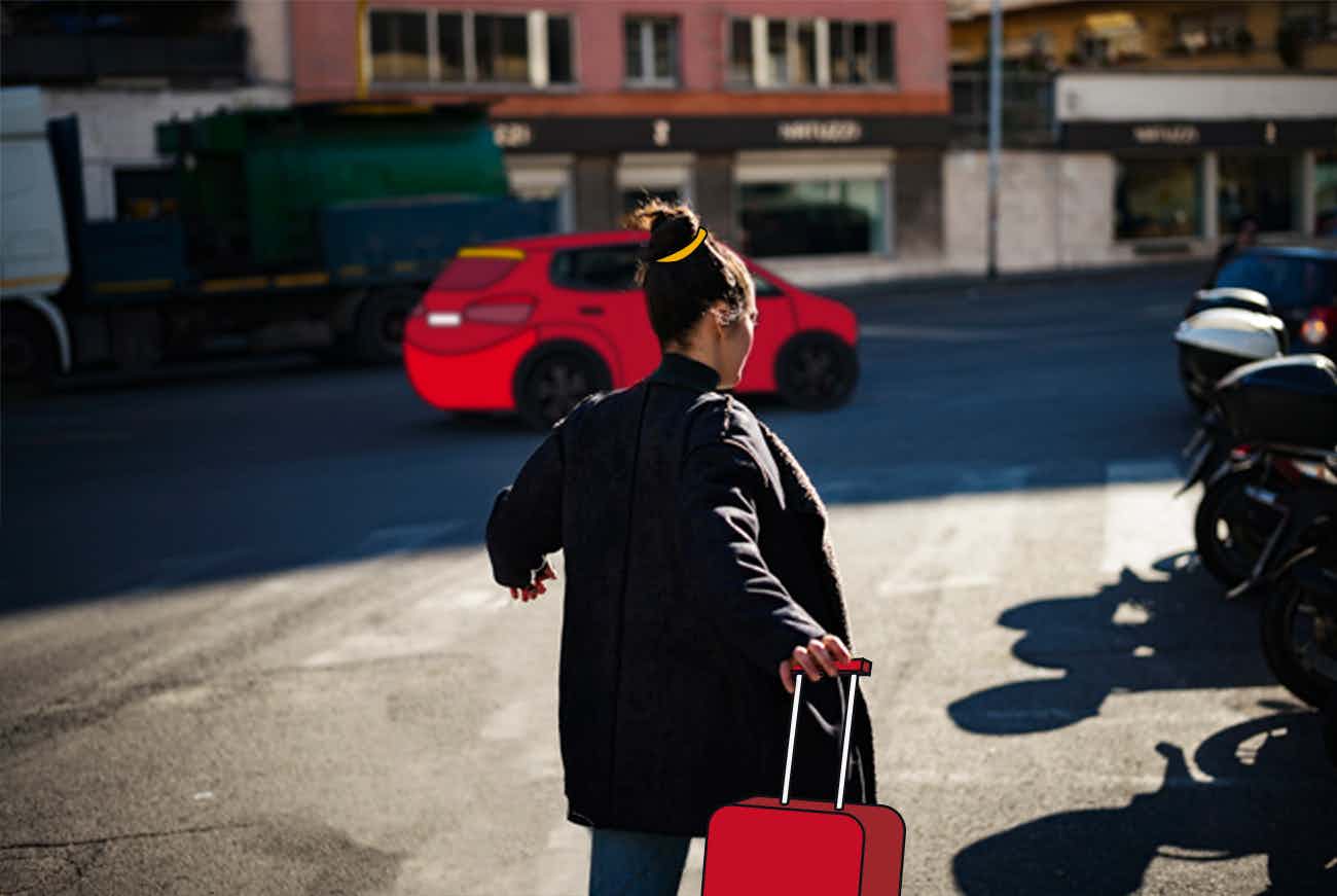 Empleada va caminando hacia un taxi rojo FREENOW